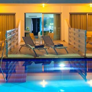 Swim-Up Room